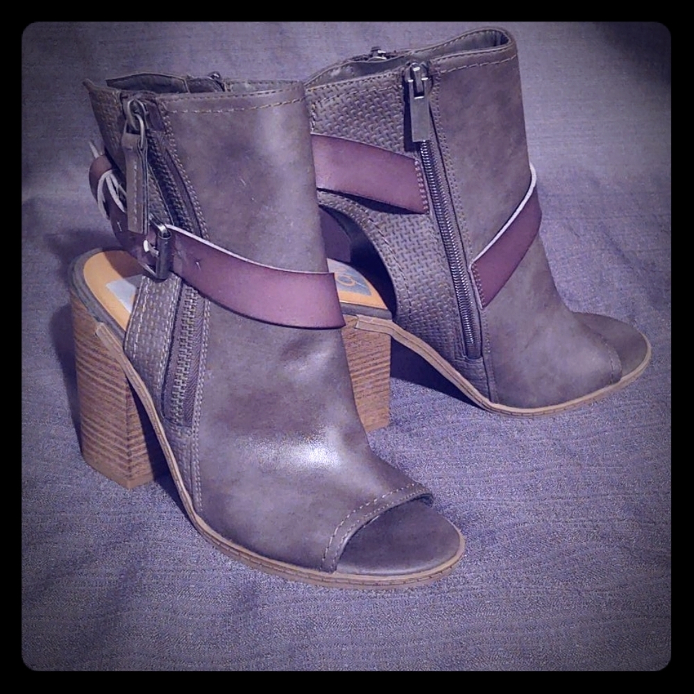Opened toe shoes